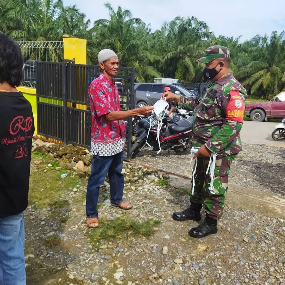 Kopda Eko Martoyo Komsos Sembari Bagi Masker ke Warga Binaanya