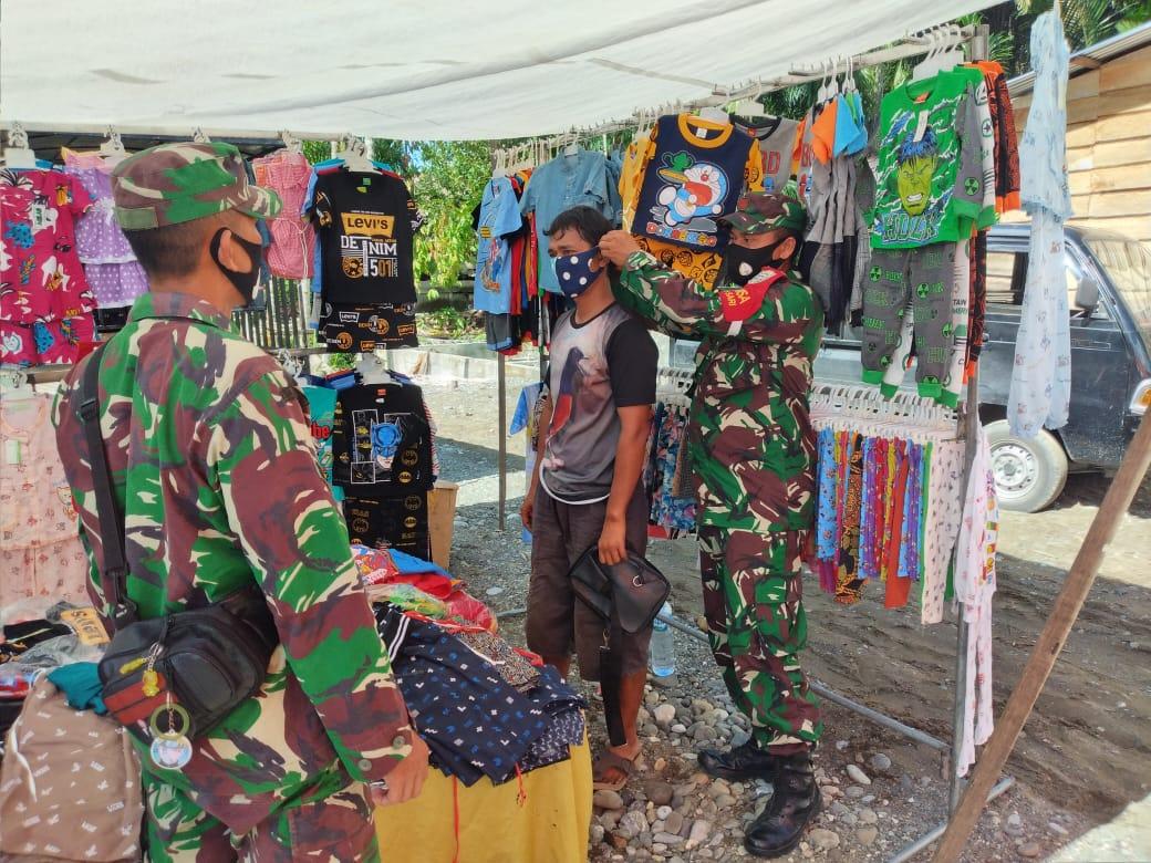 Patroli di Pasar Ule Jalan, Babinsa Koramil Beutong Bagikan Masker
