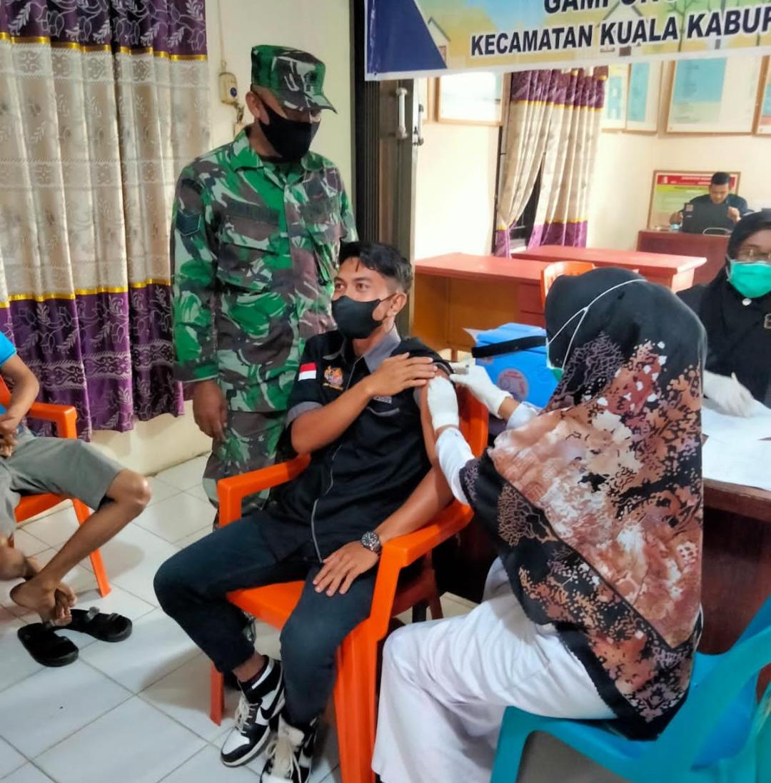 Babinsa Koramil 01/Kuala Laksanakan Pengawasan Vaksinasi yang di lakukan Nakes di Desa Binaan