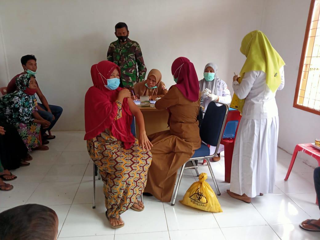 Sesuai Program Pemerintah Babinsa Posramil Tadu Raya Laksanakan Pendampingan Vaksinasi