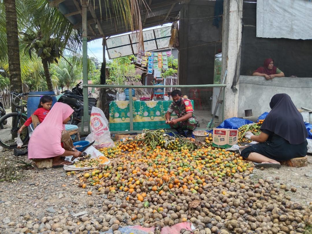 Koptu Handoko Sigit Bantu Warga Kupas Buah Pinang