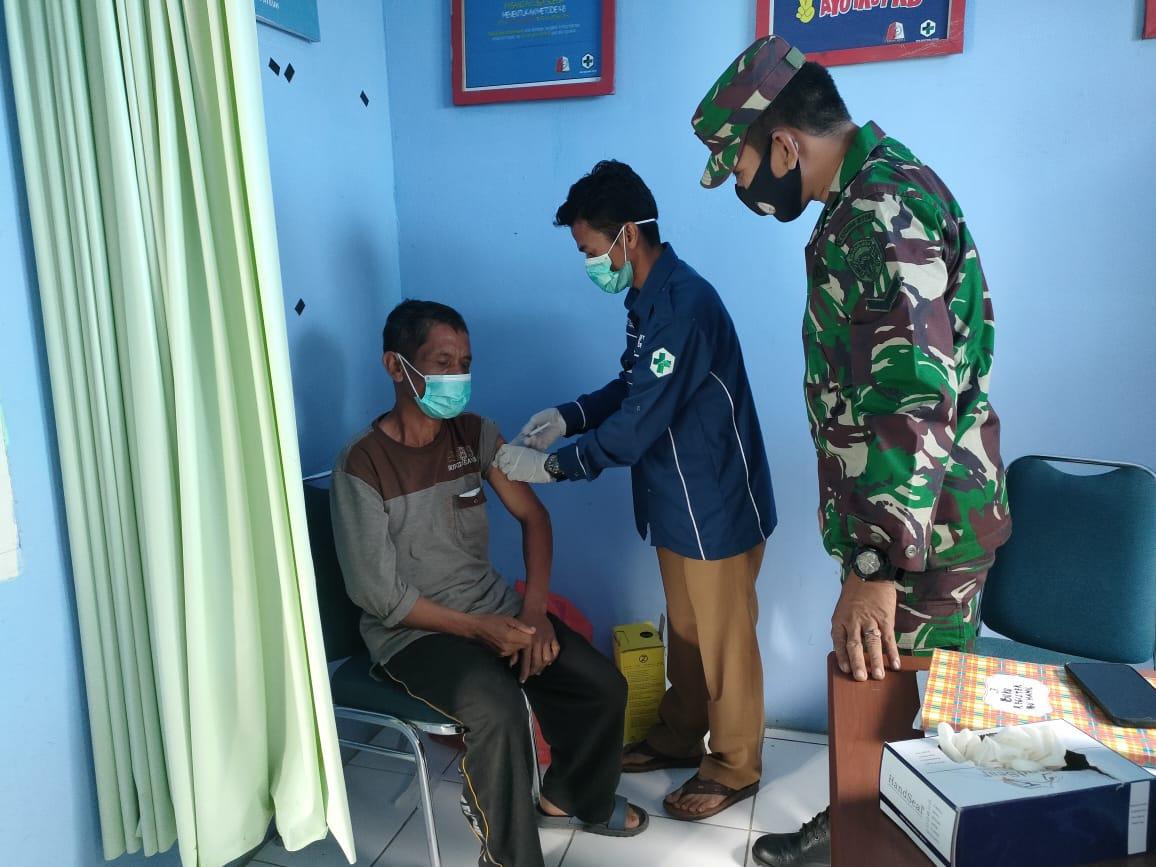 Dukung Program Pemerintah, Babinsa Dan Bhabinkamtibmas Dampingi Proses Vaksinasi