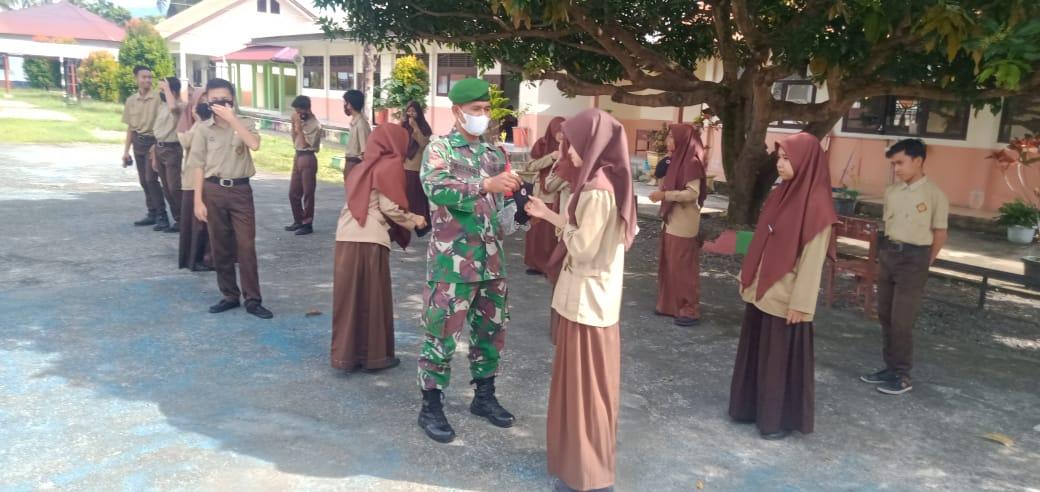 Sambangi Sekolah, Koptu Baihaqi Bagi Masker dan Edukasi Protkes Terhadap Siswa-Siswi SMA Meukek