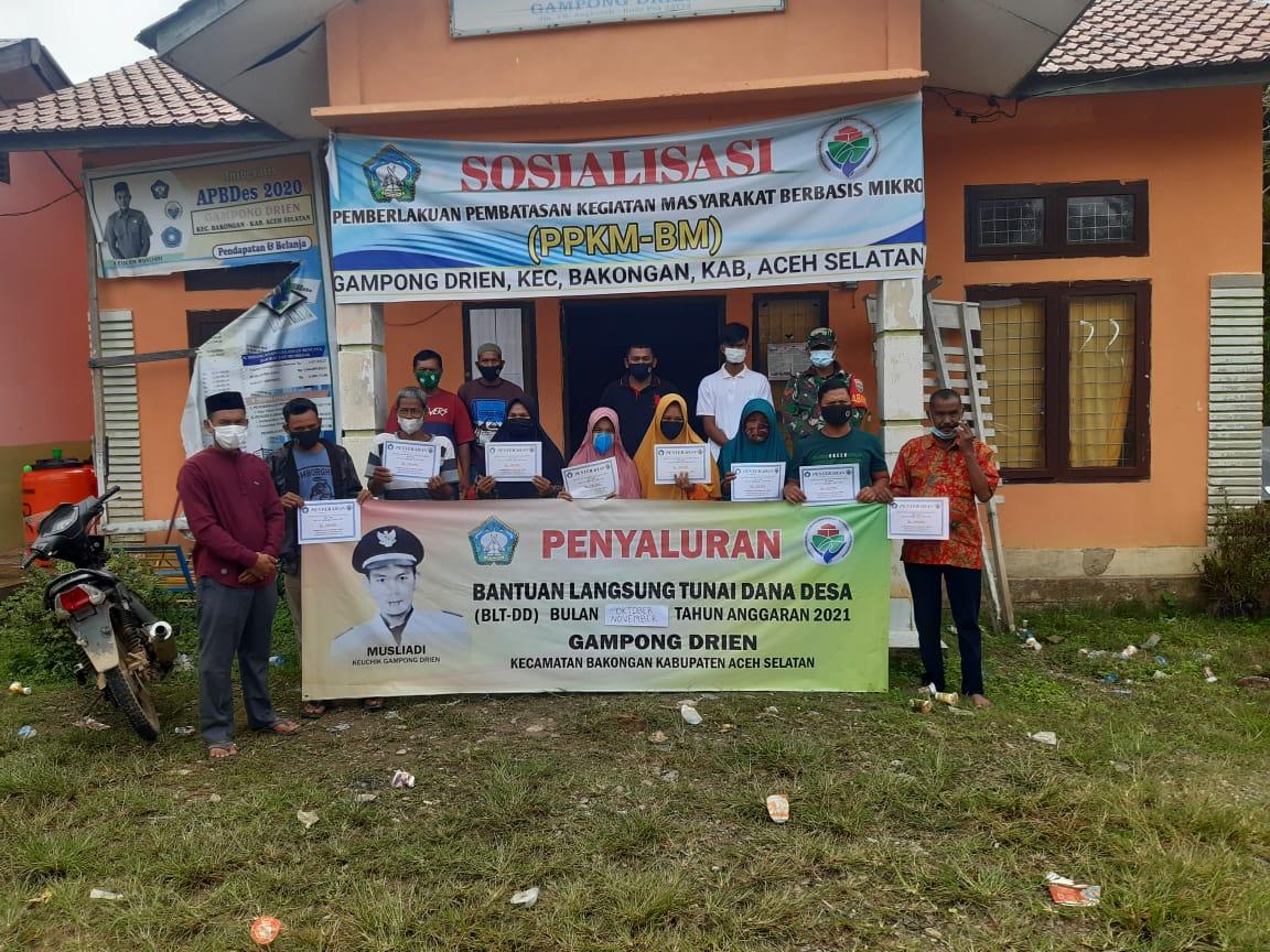 Lakukan Pendampingan Penyaluran BLT DD, Ini Pesan Babinsa Bakongan