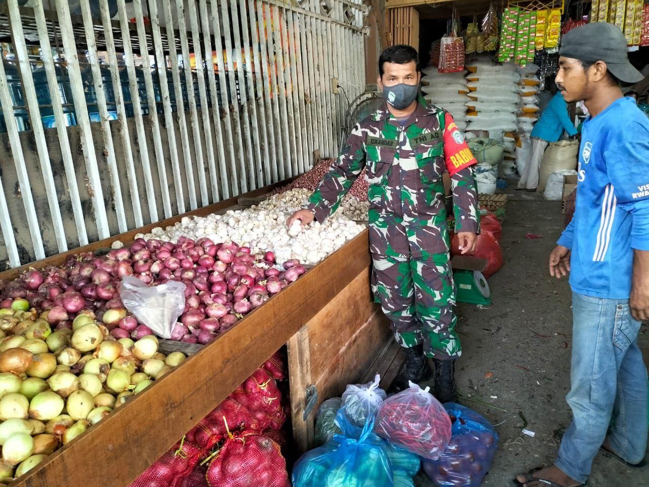 Turun kepasar Tradisional, Babinsa Cek Harga sembako dan Ingatkan Masyarakat tetap Patuhui Protokol Kesehatan