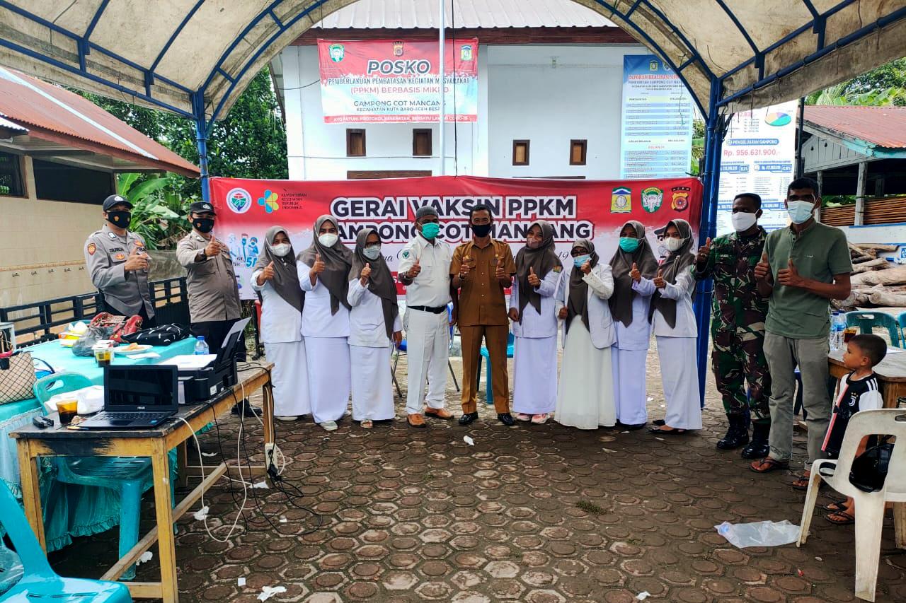 Sukseskan Vaksinasi, Babinsa dan Bhabinkamtibmas Cot Mancang Dampingi Warga Binaan