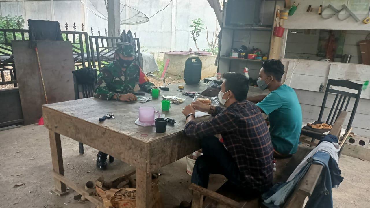 BABINSA KORAMIL 02/SEUNAGAN LAKSANAKAN KOMSOS DENGAN MASYARAKAT DESA BINAAN