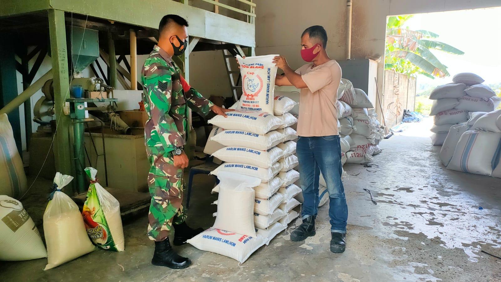 Pastikan Stok Beras di Tengah Pandemi, Ini Yang Dilakukan Babinsa Lhoknga