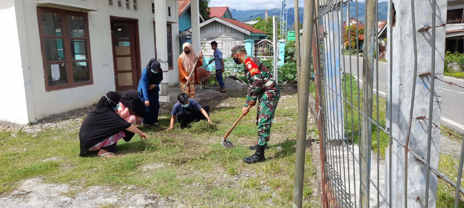 Babinsa Ajak Kaula Muda Bersihkan Sarana Umum