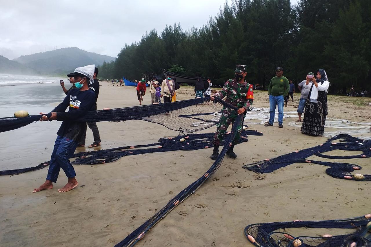 Babinsa Desa Jantang Ikut Tarik Pukat, Ini Tujuannya