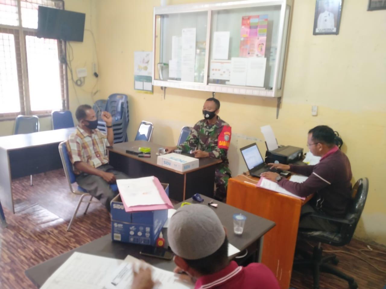 BABINSA KORAMIL 02/SEUNAGAN KODIM 0116/NAGAN RAYA MELAKSANAKAN PENDATAAN WARGA PENDATANG