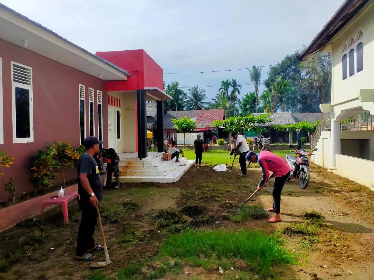 Menciptakan kemanunggalan TNI dengan Rakyat,Babinsa Kodim 0103/Aceh Utara bersama Warga Laksanakan Gotongroyong