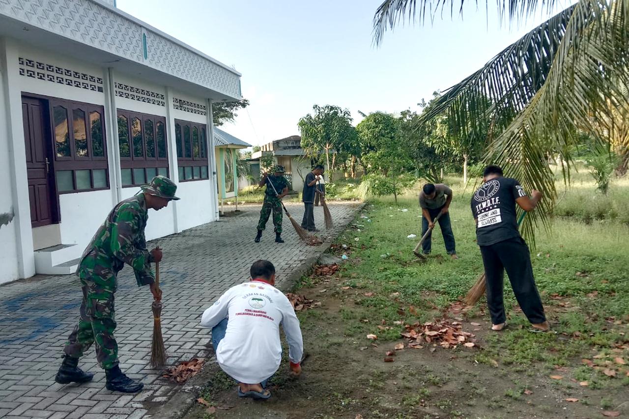 Wujud Peduli Tempat Ibadah, Personil Koramil Peukan Bada Bersama Masyarakat Lakukan Karya Bakti