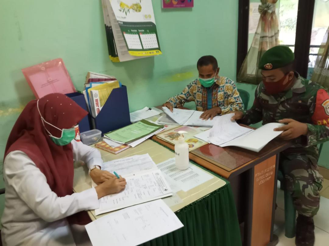 Babinsa Koramil 01/Mrs, Bersama Petugas kesehatan melakukan Pendataan Virus Covid 19.
