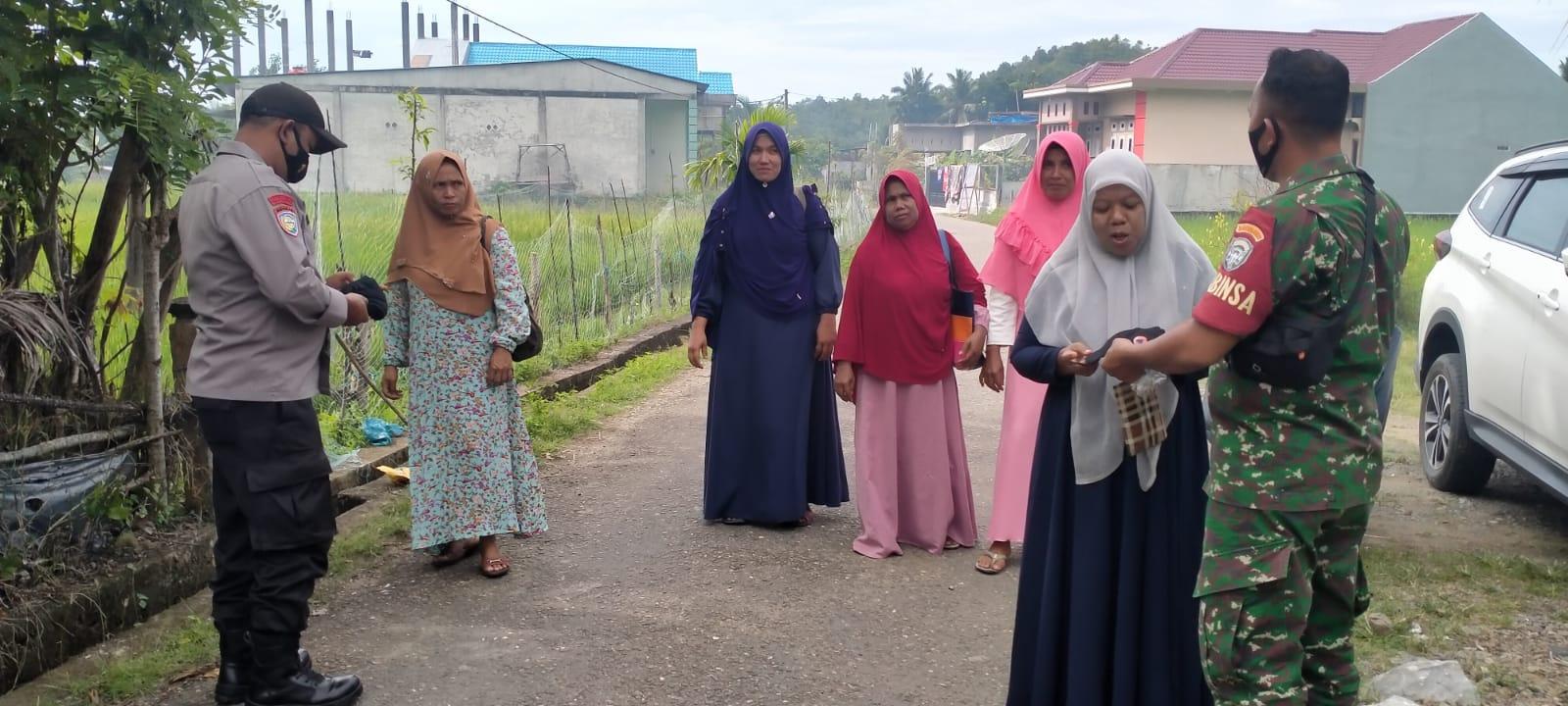 Tekan Angka Penyebaran Covid-19, Babinsa dan Bhabinkamtibmas Sawang Gencar Edukasi Protkes di Tengah Warga