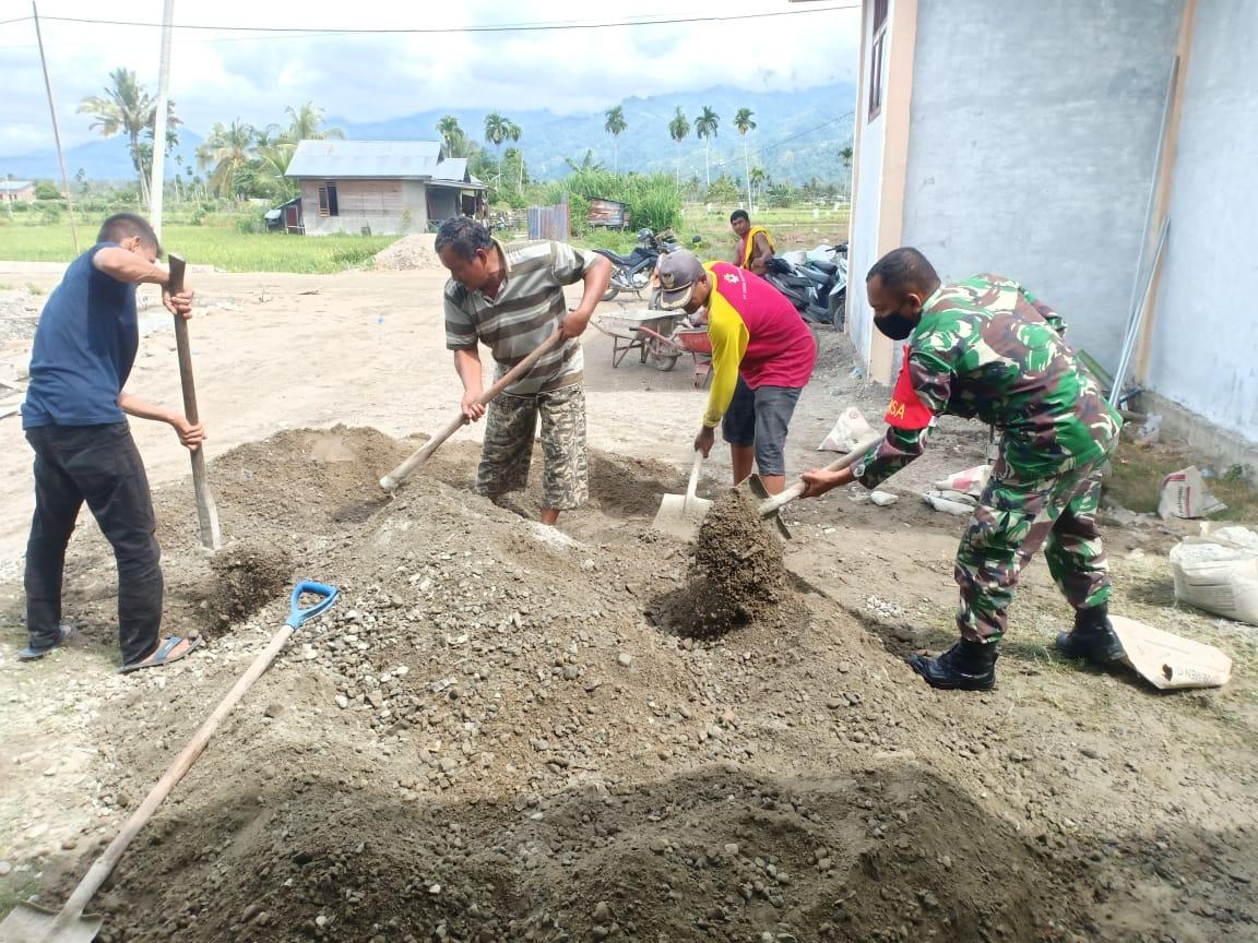 Babinsa Bersama Warga Gotong Royong Bangun Mushola
