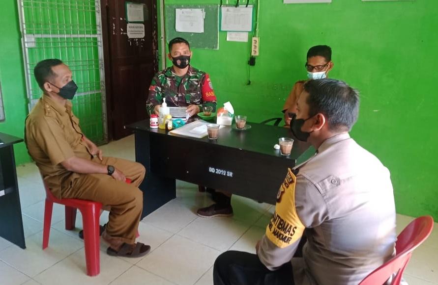 BENTUK WUJUD SINERGITAS, BABINSA BERSAMA BHABINKAMTIBMAS LAKSANAKAN KOMSOS DENGAN TOKOH MASYARAKAT
