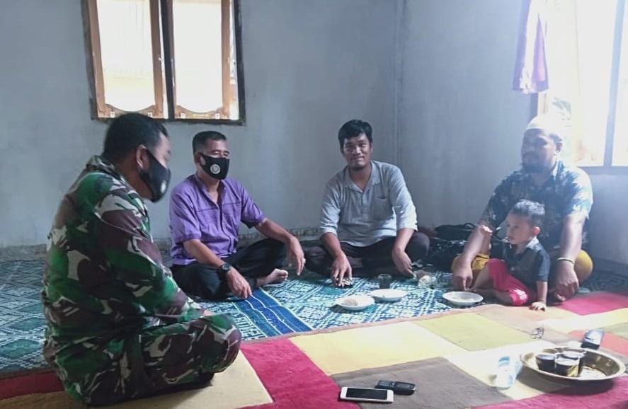 Dengan Jiwa Rendah Hati Babinsa Laksanakan Komsos Langsung ke Rumah-rumah Warga Desa Binaan