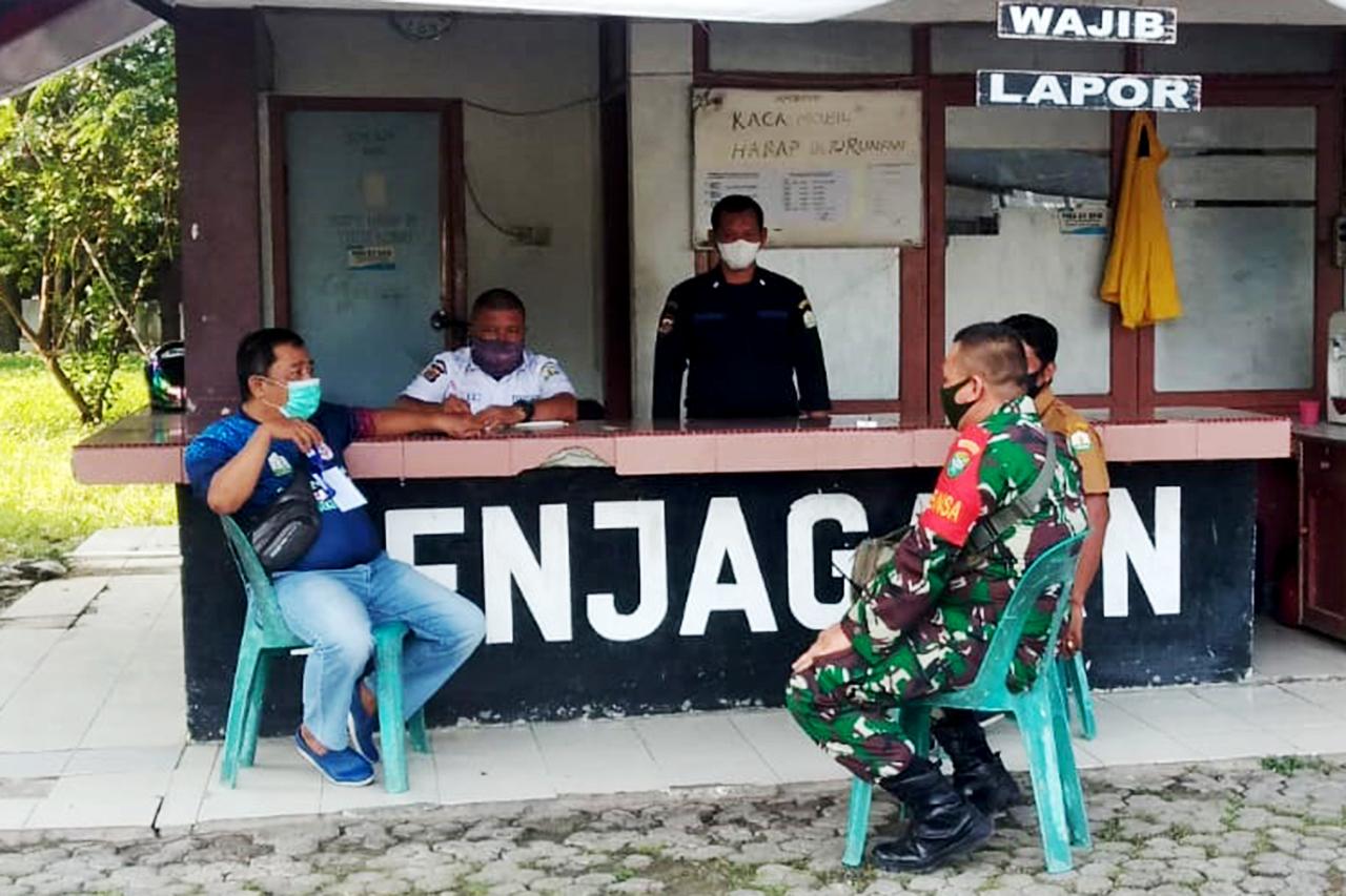 Komsos, Ajang Babinsa Lhong Raya Ajak Warga Patuhi Prokes.