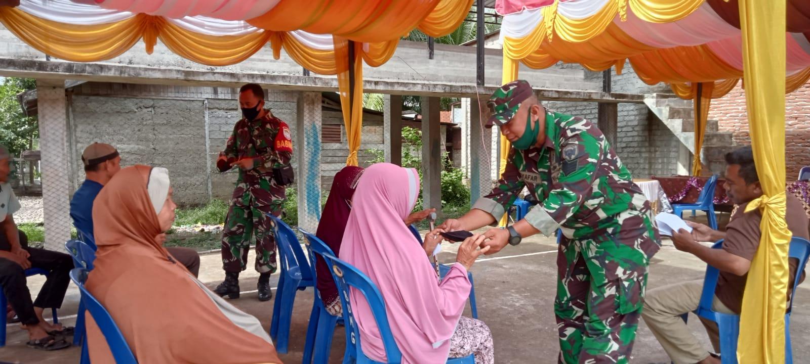 Babinsa Sawang Berikan Himbauan Prokes dan Bagikan Masker Kepada Warga