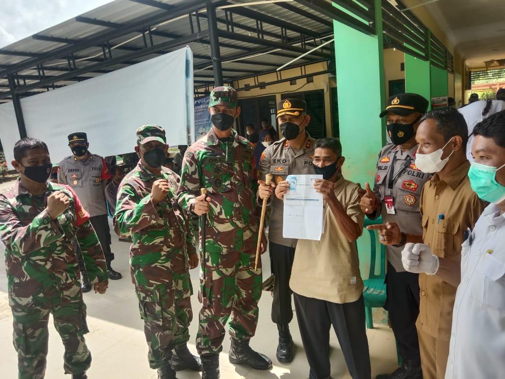 Dandim bersama Kapolres Tinjau Pelaksanaan Vaksinasi di Puskesmas Kecamatan Simpang Keuramat.