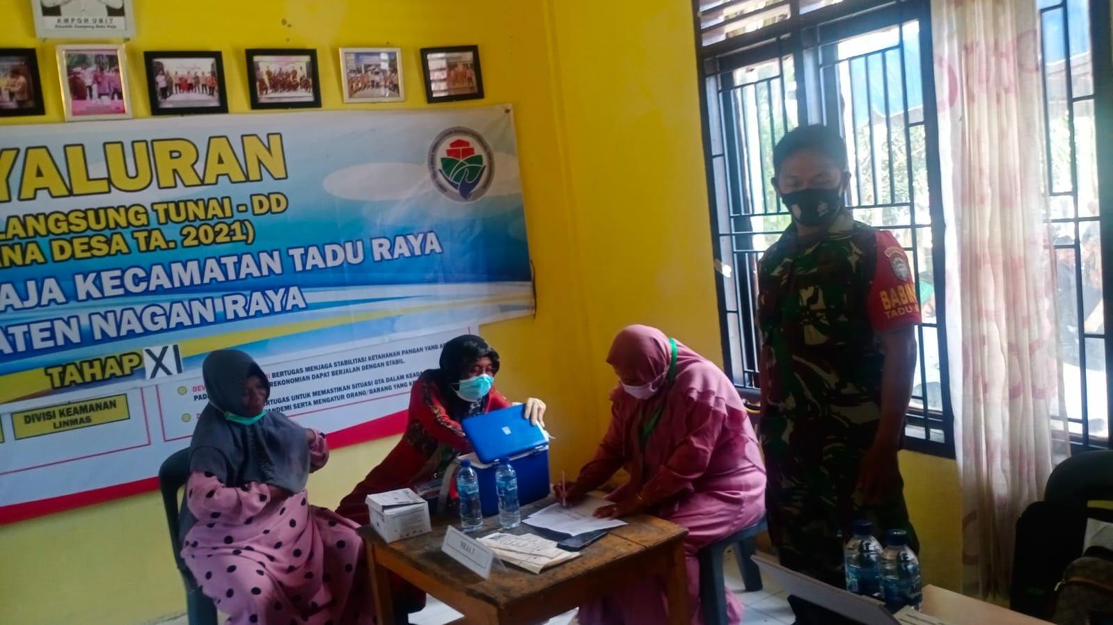 BABINSA KAWAL DAN SUKSESKAN VAKSINASI DI WILAYAH BINAAN