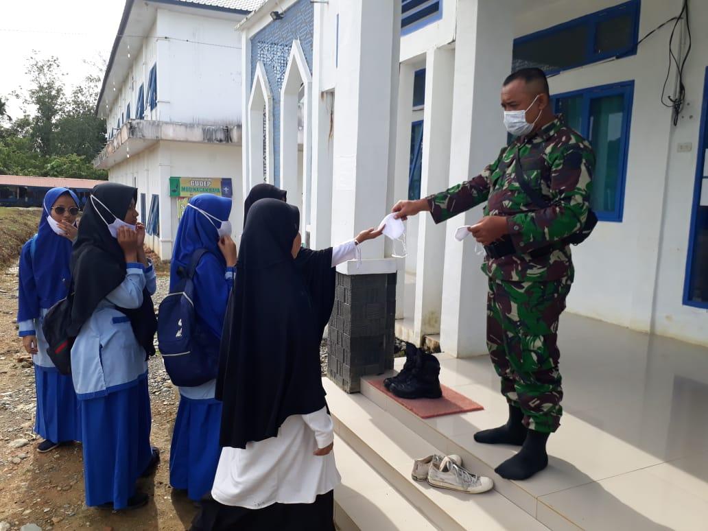 Danposramil Suka Makmue Secara Simbolis Bagi Masker di Pesantren MUQ pada Santri