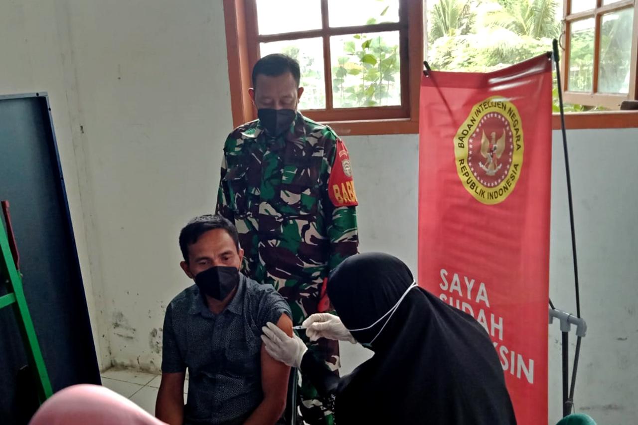 Personil Jajaran Kodim Aceh Besar Terus Bersinergi Dampingi Vaksinasi