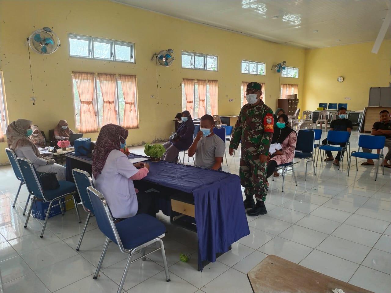 Babinsa Koramil 05/Darul Makmur Dampingi Pelaksanakan Vaksinasi