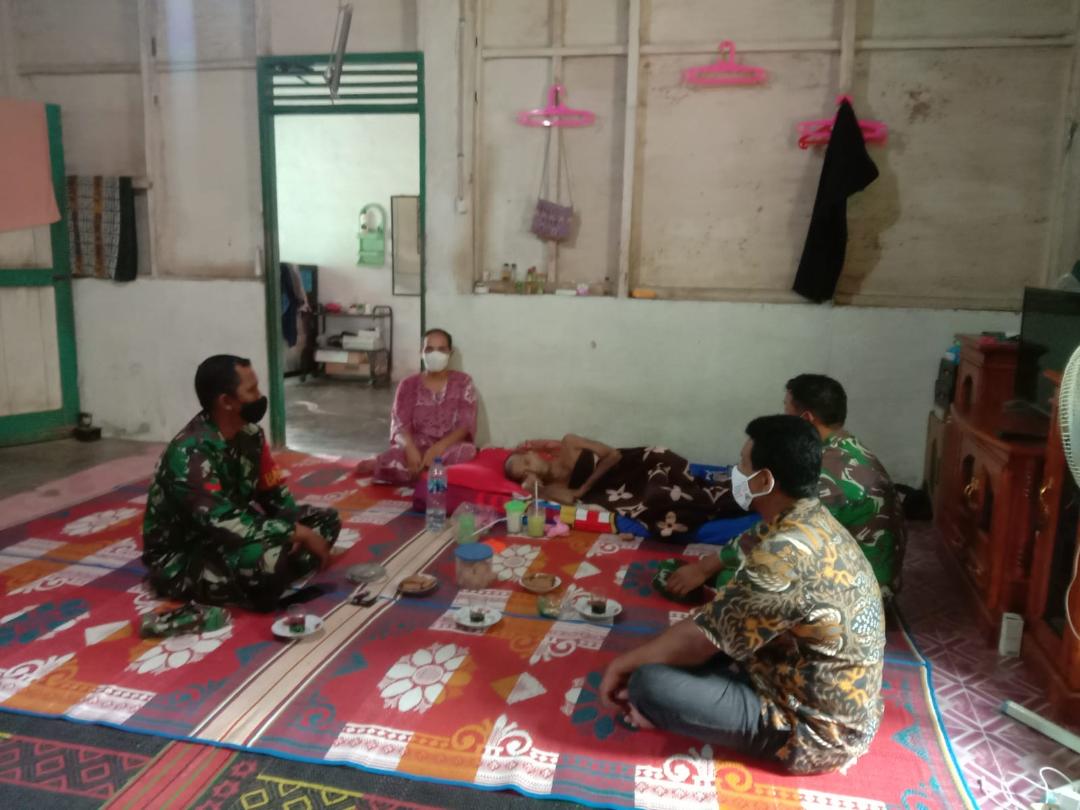 Dasposramil Darul Hikmah Jenguk Kepala Desa Yang Sedang Sakit