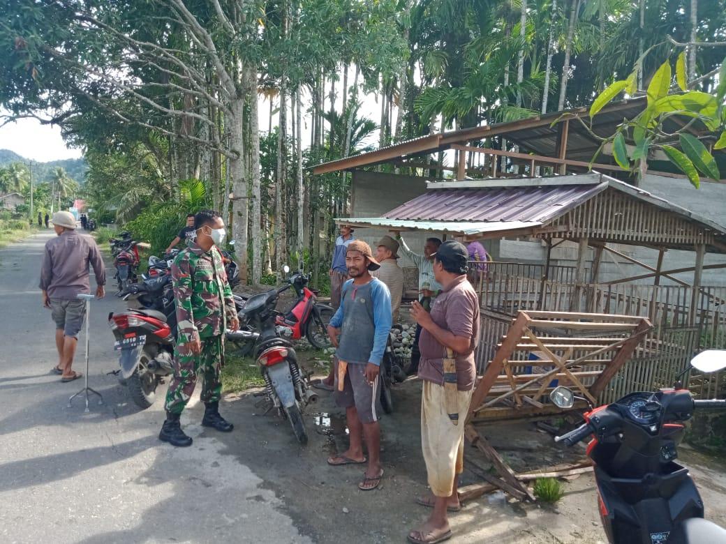 Babinsa Himbau Warga Yang Sedang Beraktivitas di Luar Rumah Agar Tetap Patuhi Protkses