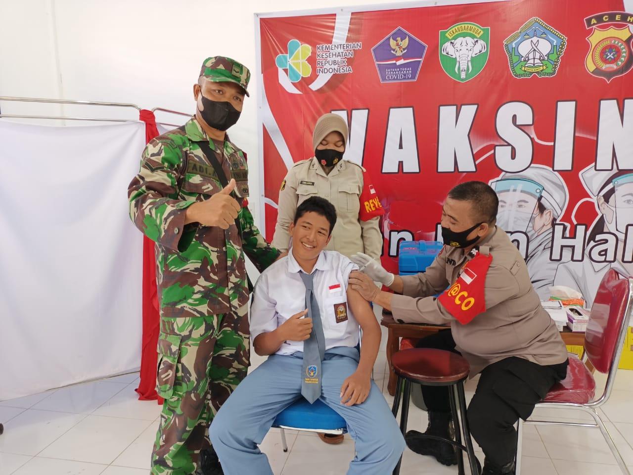 Monitoring dan Dampingi Vaksinasi di SMA Negeri 1 Tapaktuan, Serda Adi Ariayanto Himbau Siswa Tetap Patuhi Protkes