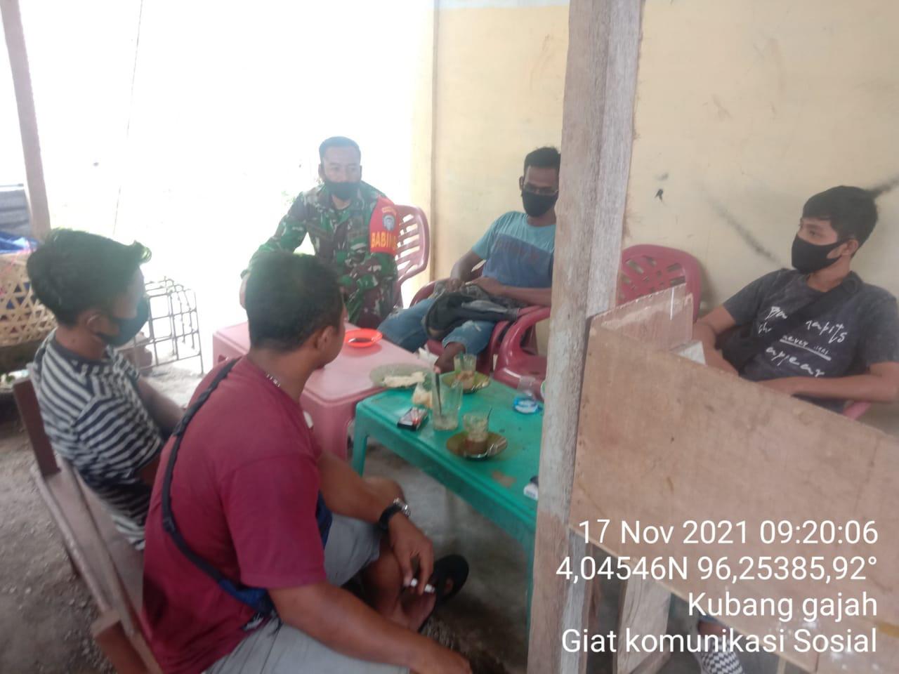 Babinsa Posramil Kuala Pesisir Laksanakan Komsos Prokes di Desa Binaan