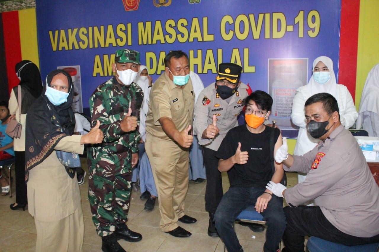 Masyarakat dan Siswa Antusias Ikuti Vaksinasi Massal di Gedung Agam Aceh Selatan