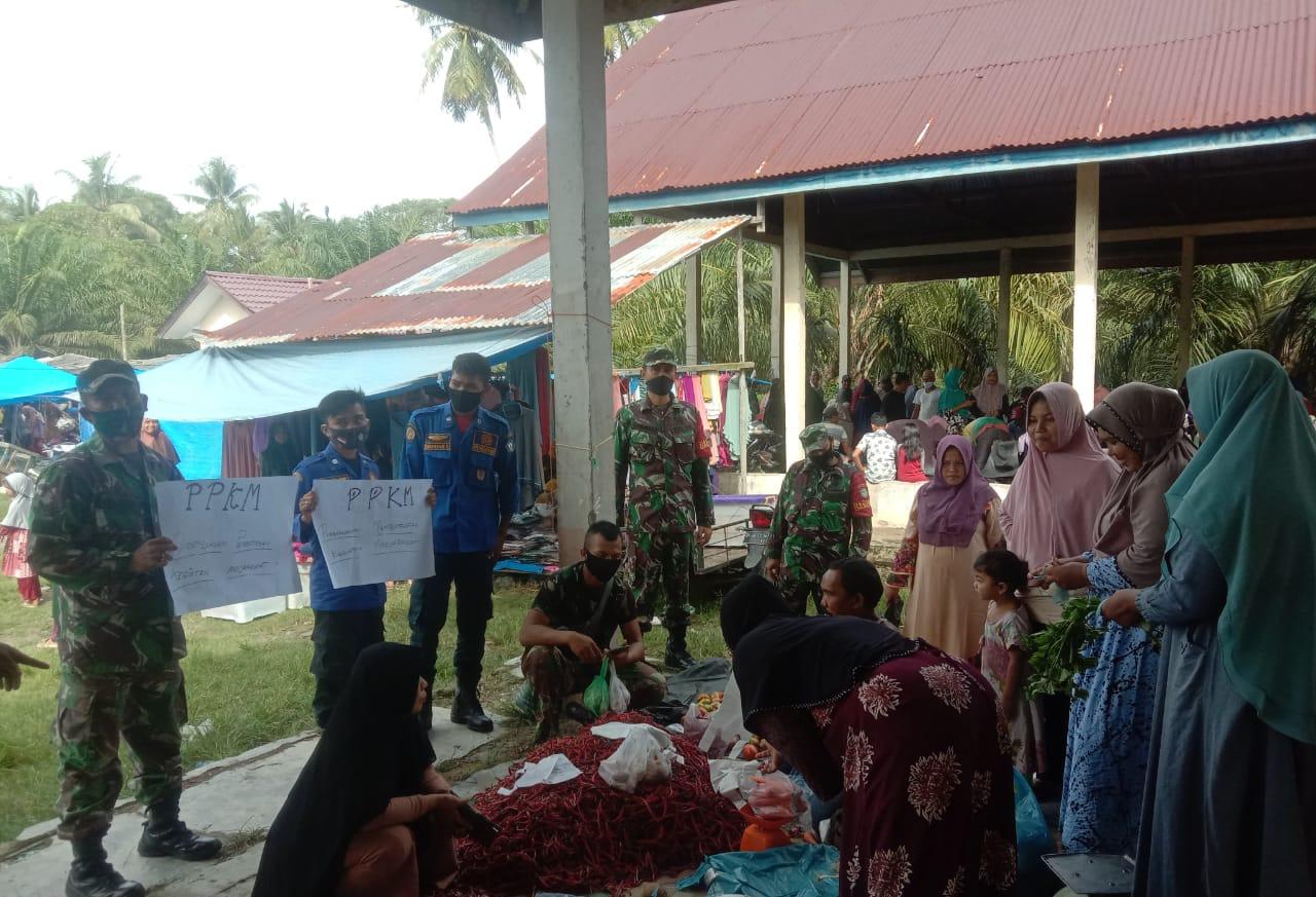 Hambat Peyebaran Covid-19, Babinsa Koramil 09/Trumon dan Dinas Terkait Lakukan Pembinaan PPKM Mikro