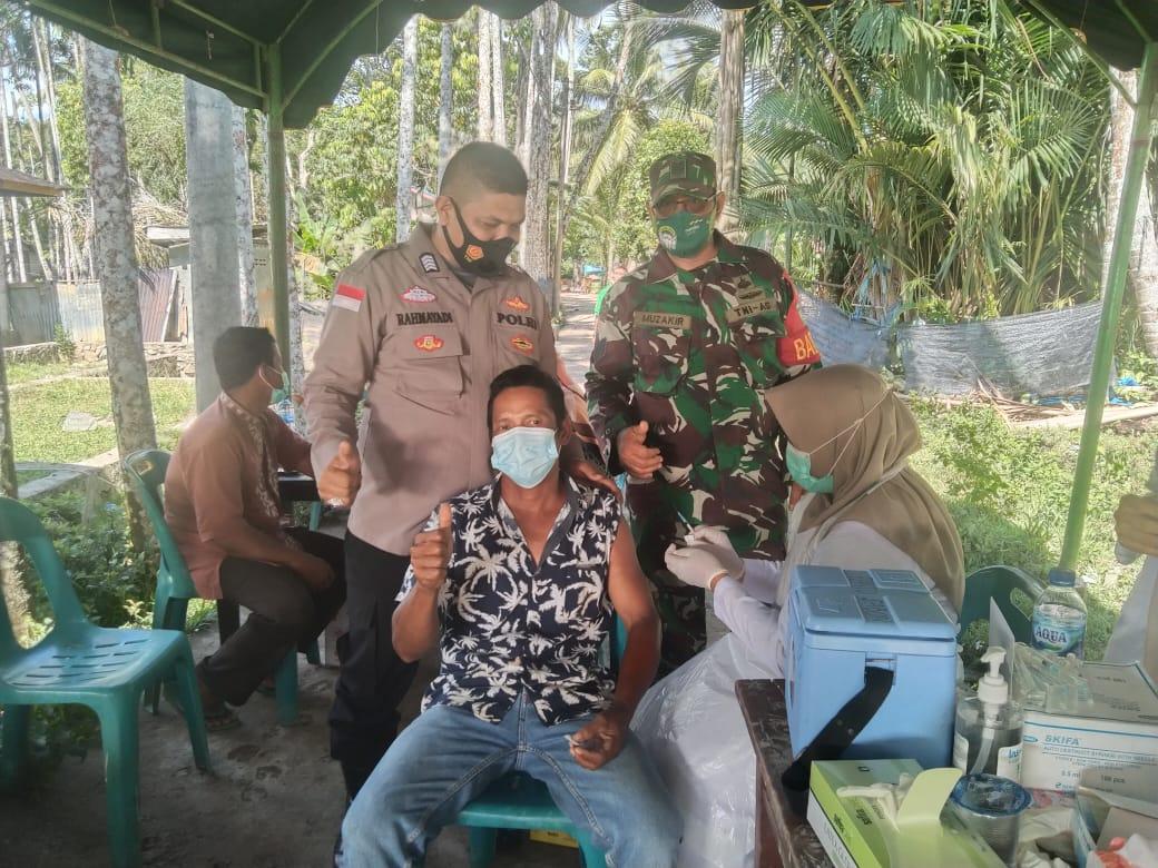 Serma Muzakir Dampingi Warga Hingga Ke Gerai Vaksin