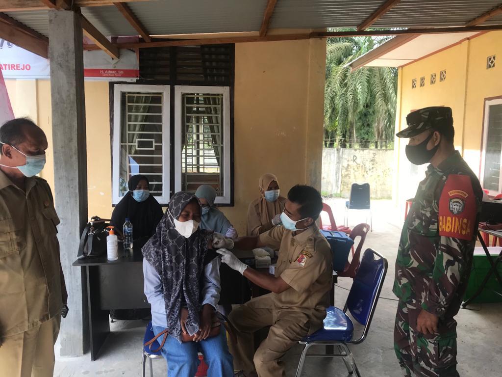 Berika rasa aman Babinsa Posramil Kuala Pesisir laksanakan pemantauan Vaksin di desa Binaan