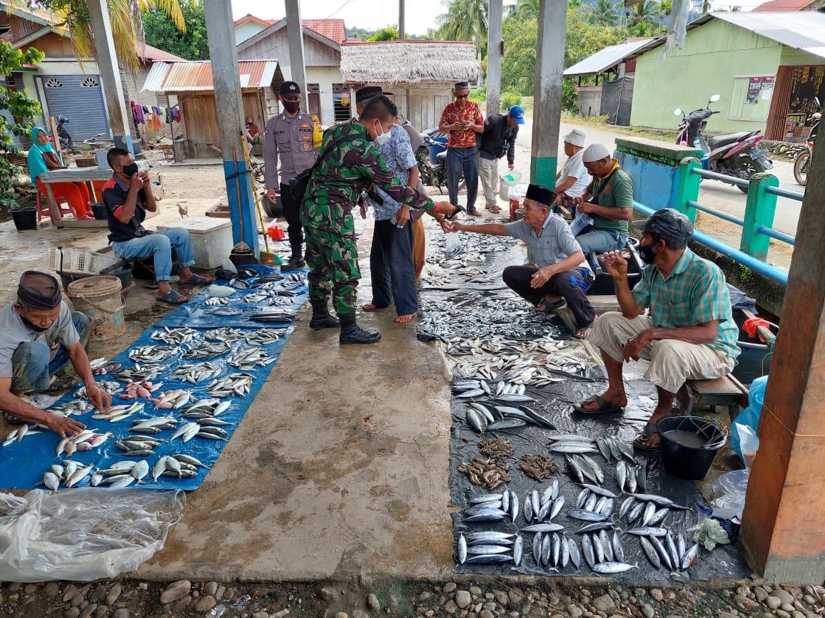 Babinsa 13/KT dan Bhabinkamtibmas Lakukan Pendisiplinan Protkes di Pasar Tradisional Paya Dapur
