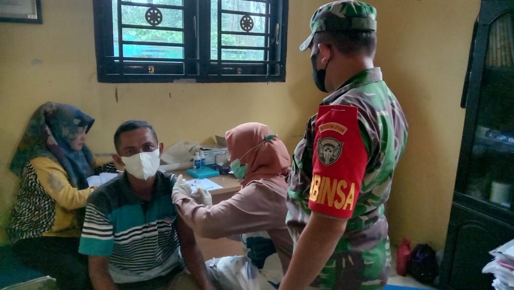 Babinsa Desa Sidorejo Terus Kawal Serbuan Vaksinasi