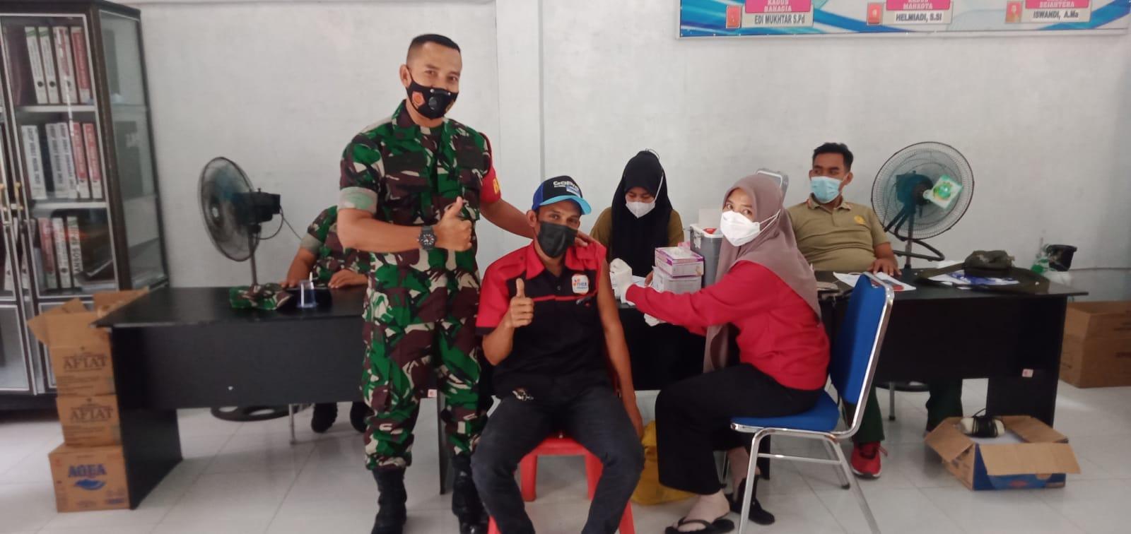 Serbuan Vaksinasi Terus di Gelar Dalam Kecamatan Sawang, Babinsa Lakukan Pendampingan