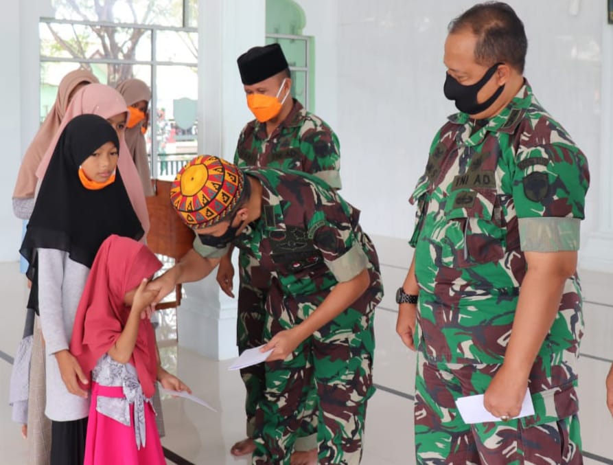 Dalam Rangka Hari Juang TNI AD ke-76 Kodim 0111/Bireuen Beri Santunan Kepada Anak Yatim