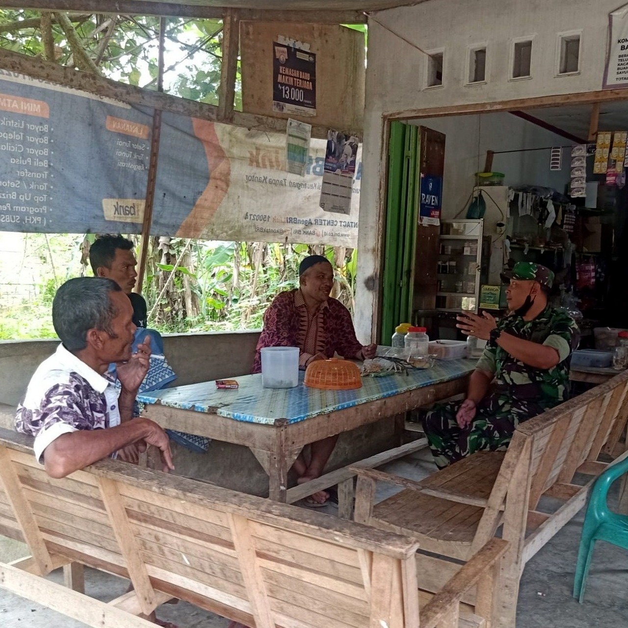 Melalui Komsos, Babinsa Banda Alam Berikan Edukasi Pentingnya Vaksinasi Covid-19