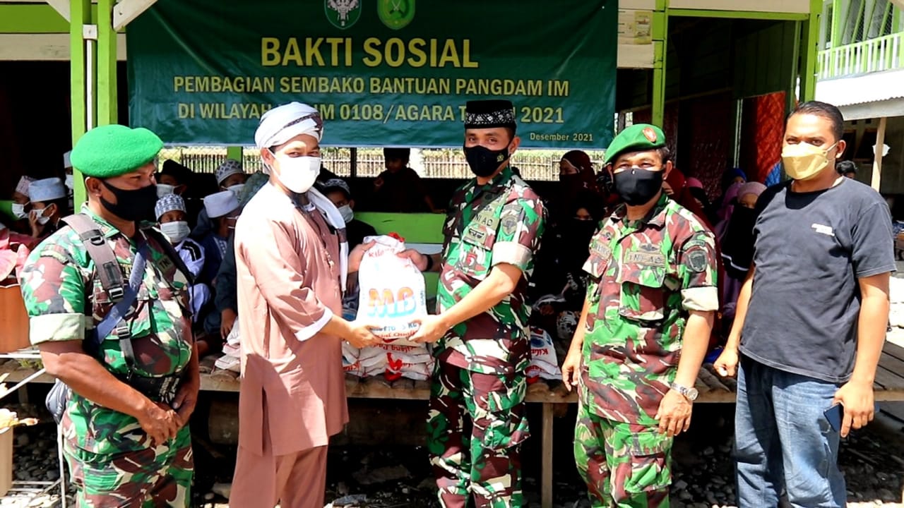 Pangdam IM Serahkan Bantuan Sembako Pada Dayah Pesantren