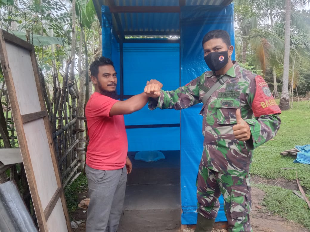 Wujudkan Pola Hidup Sehat, Babinsa 16/Pdw Bantu Warga Dalam Program Jambanisasi Keluarga