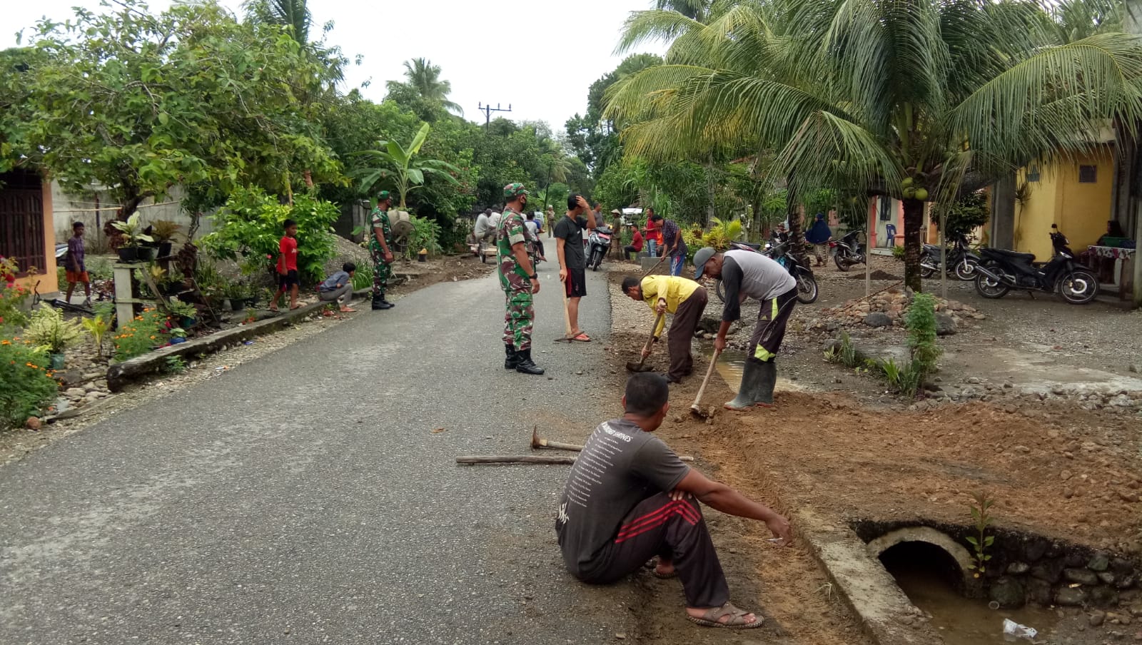 Jalin Kekompakan Dengan Masyarakat, Babinsa Koramil 06 /Manggeng Gotong Royong Bersihkan Parit