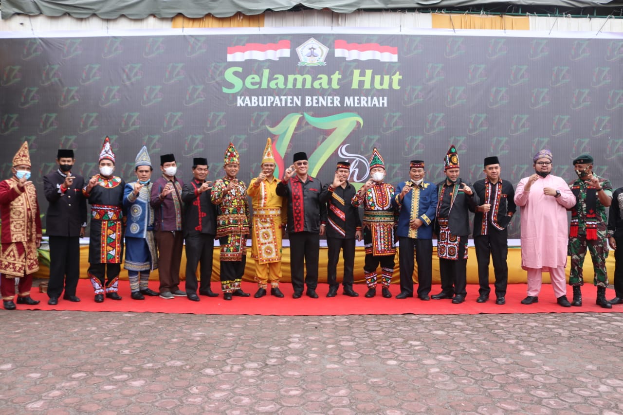 Dandim dan Ketua Persit Gunakan Baju Kebesaran Kerawang Gayo ikuti Upacara HUT Kabupaten Bener Meriah