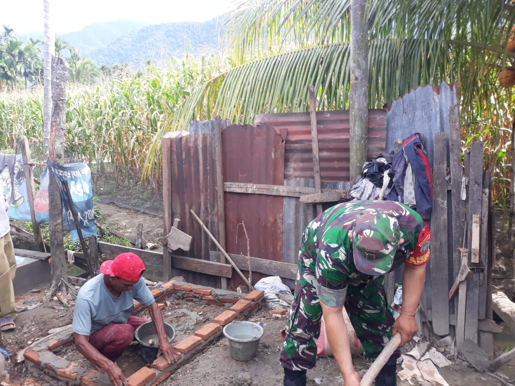 Ciptakan Lingkungan Bersih Dan Sehat Babinsa Bantu Warga Buat Jamban