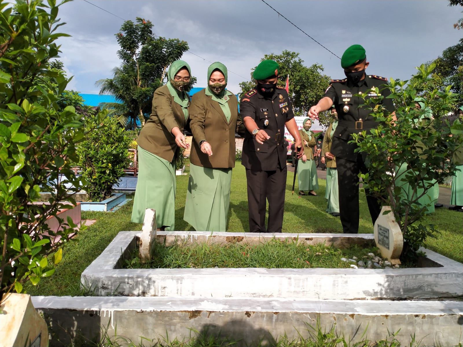 Tabur Bunga dan Ziarah Kubur Taman makam Pahlawan dalam Rangka hari Juang TNI AD Tahun 2021