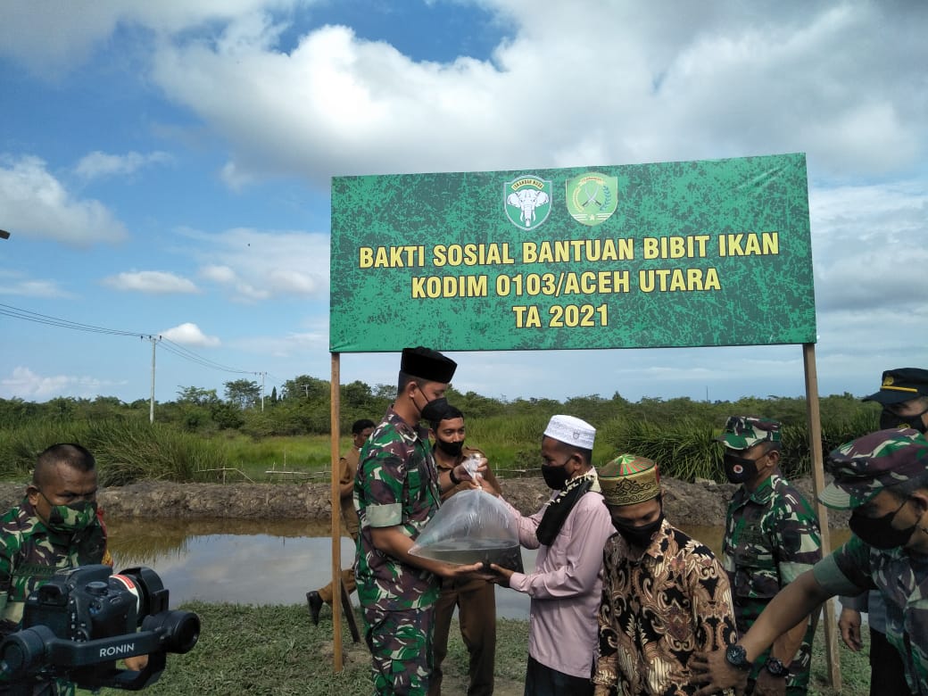 MEWUJUDKAN MASYARAKAT YANG MANDIRI DAN SEJAHTERA DIWILAYAHNYA DANDIM ACEH UTARA SERAHKAN BANTUAN 10.000 BIBIT IKAN LELE.