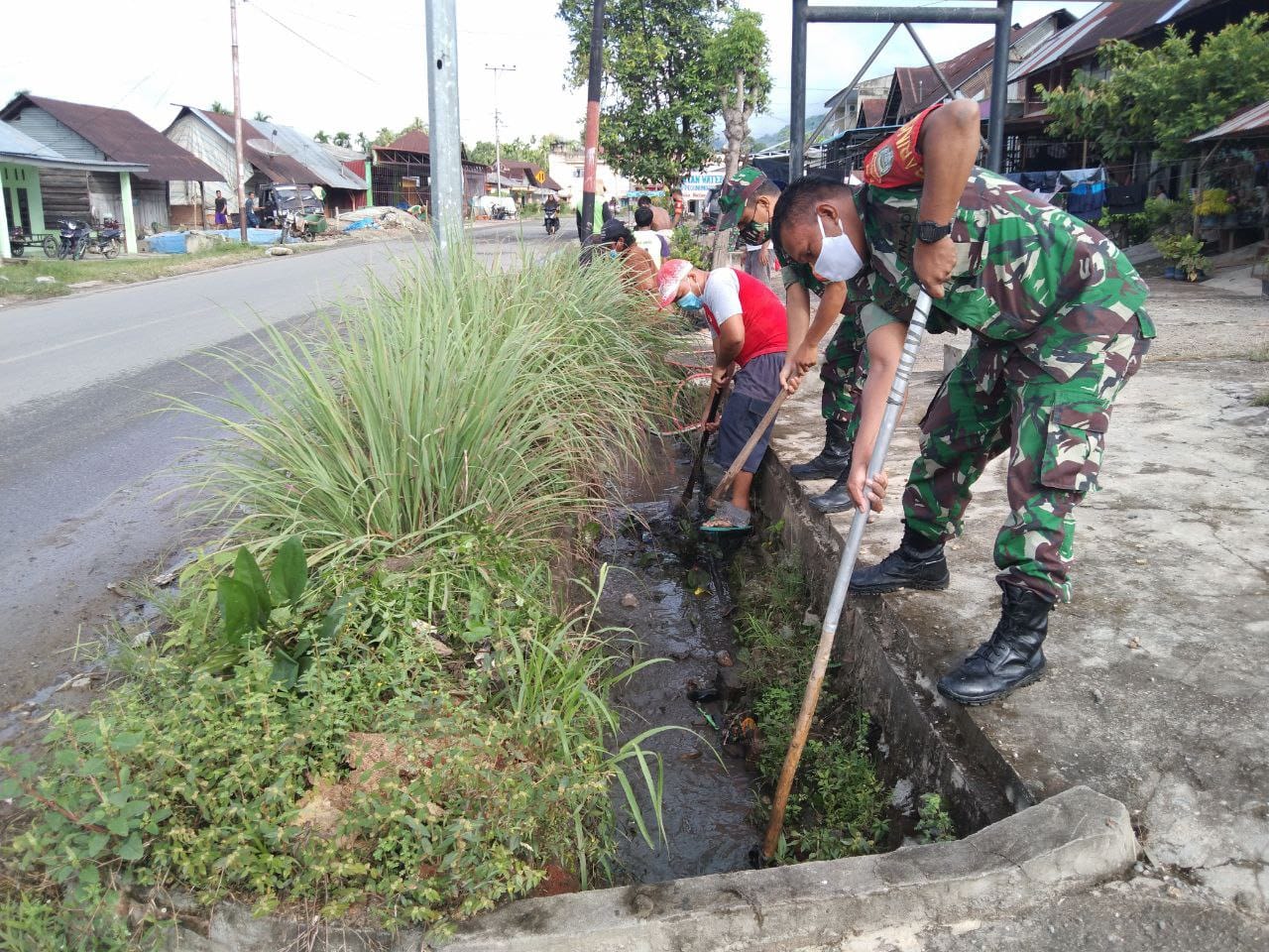 Musim Penghujan Tiba Babinsa Ajak Warga Gotong Royong